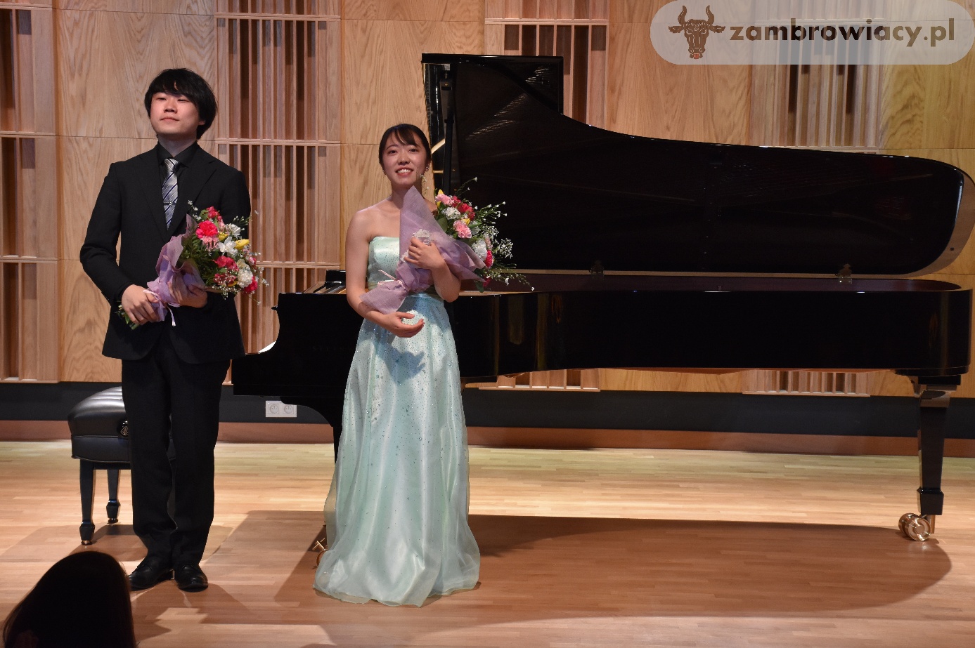 Pianiści Takafumi Mizuno i Rika Ishi na scenie sali koncertowej